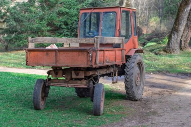 Ormanda terk edilmiş bir traktör.