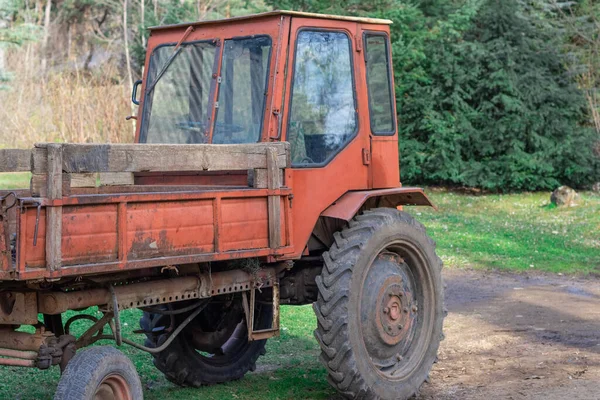 Ormanda terk edilmiş bir traktör.