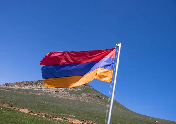 天空背景上的亚美尼亚国旗 亚美尼亚国旗 — 图库照片