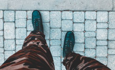 Savaşçı botları ve üniformaları.