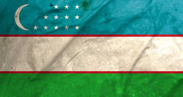 Eski kumaşta Özbekistan bayrağı, toprak ve tozla dolu eski bayrak
