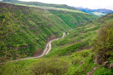 Güzel doğa manzarası ve dağ. Mavi gökyüzü. Ermenistan, Lori bölgesi