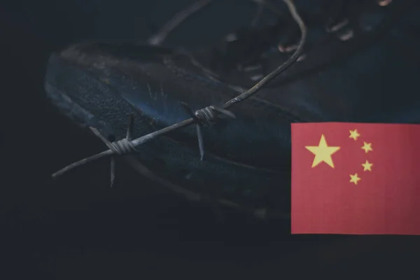 Китайская Армия Флаг Военных Сапог Китай Колючая Проволока Военная Концепция — стоковое фото