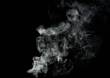 Siyah arka planda bir duman bulutu