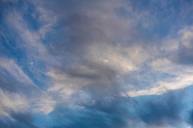 Mavi gökyüzü arkaplanı, gökyüzü ve bulutlar