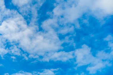 Mavi gökyüzü arkaplanı, gökyüzü ve bulutlar