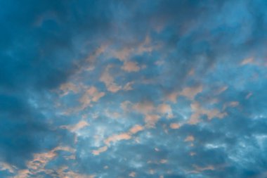 Mavi gökyüzü arkaplanı, gökyüzü ve bulutlar