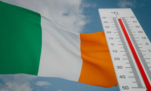 Fala Upałów Irlandii Termometr Przed Flagą Irlandii Tłem Nieba Fala — Zdjęcie stockowe