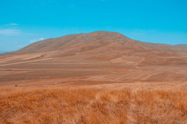Güzel doğa manzarası ve dağ. Mavi gökyüzü. Ermenistan, Lori bölgesi