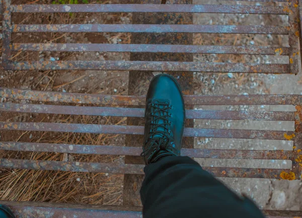 Армейский Ботинок Ржавой Лестнице — стоковое фото