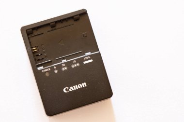 Beyaz arka planda kanon kamera şarjı, Erivan, Ermenistan - 19 Eylül 2022