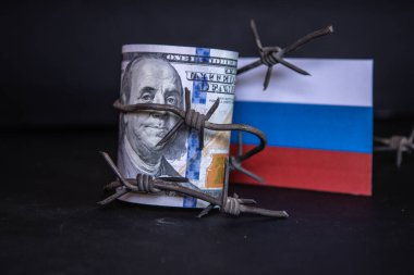 Dolar banknotu ve dikenli telli Rus bayrağı, Rusya 'daki ekonomik krize yönelik yaptırımlar