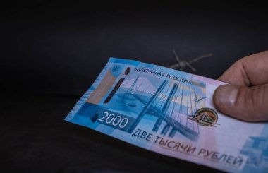 Sağ El 2000 Rusya Ruble Banknotunu tutuyor, 2000 Rusya Rublesi 'nin banknotu elle devredildi.