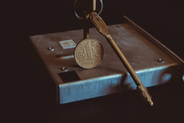 Kavramsal kriz gayrimenkul, kapı anahtarları ve Ukrayna Hryvnia madeni parasıyla dünya ekonomisinin kara fon, kavramsal krizi üzerine kilit