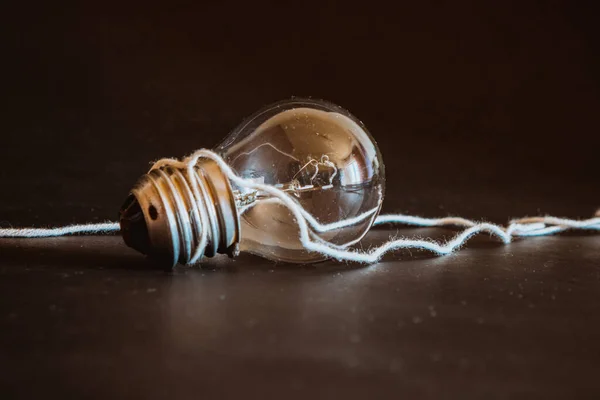Crise Conceptuelle Électricité Ampoule Électrique Liée Fil Sur Fond Noir — Photo