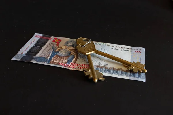 概念危机背景下的不动产 大门钥匙和亚美尼亚德拉姆钞票 世界经济的概念危机 — 图库照片