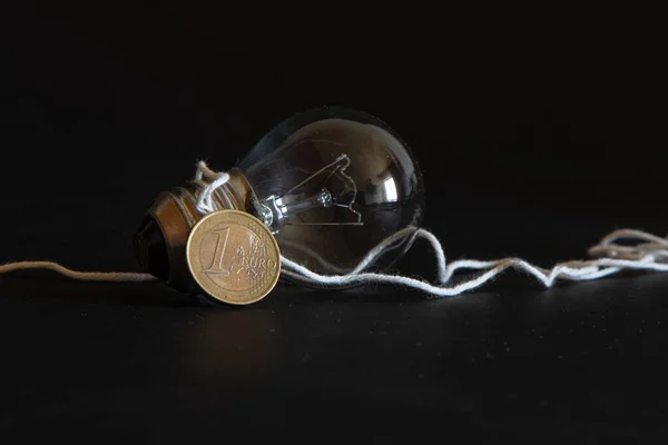 Koncepcja Kryzysu Elektryczności Żarówki Elektrycznej Wiązanej Nitką Monetą Euro Czarnym — Zdjęcie stockowe