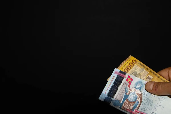 亚美尼亚现钞 亚美尼亚现钞 10万德拉姆和5万德拉姆现钞 背景为黑色 10万德拉姆现钞和5万德拉姆现钞 背景为黑色 — 图库照片