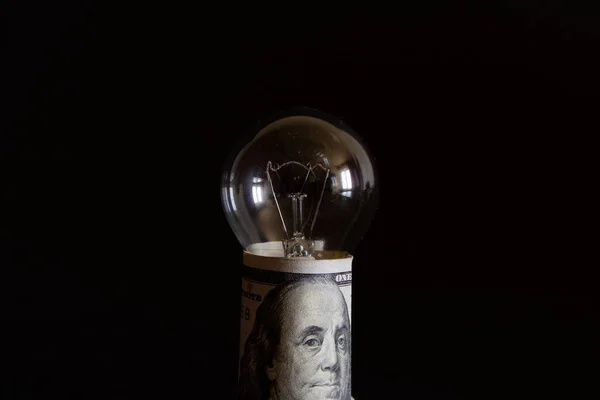 Crise Conceptuelle Électricité Ampoule Électrique Enveloppée Dollars Américains Sur Fond — Photo