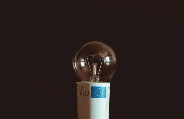 Crise Conceptuelle Électricité Ampoule Électrique Enveloppée Euro Sur Fond Noir — Photo