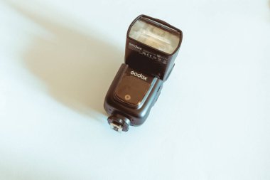 Beyaz arka planda Godox V850II 2.4G TTL Flash Speedlite, Erivan, Ermenistan - 2022 Ekim 08: