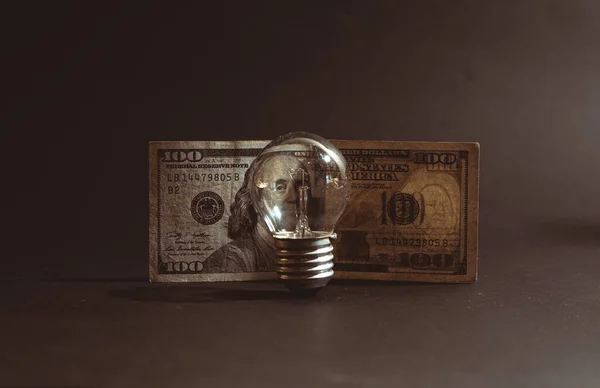Konzept Krise Der Elektrizität Glühbirne Und Dollar Banknote Auf Schwarzem — Stockfoto