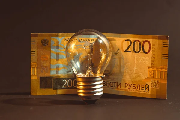 电灯泡和俄罗斯卢布本币的概念危机 黑色背景 世界概念危机经济学 能源危机 — 图库照片
