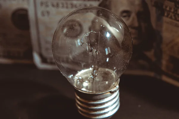 Begreppskris För Elektricitet Elektrisk Glödlampa Och Dollarsedel Med Svart Bakgrund — Stockfoto