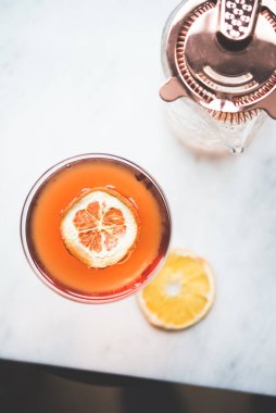 Yukarıdan Bourbon tabanlı Boulevardier kokteyli