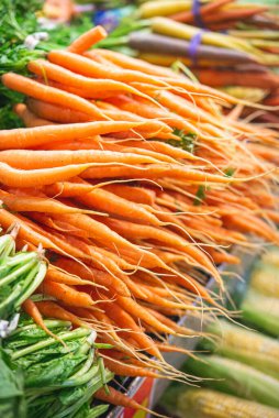 pazar tezgahında havuç demet