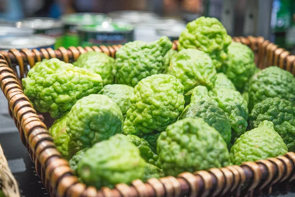 Sepette bir yığın kaffir limonu