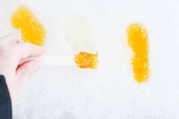 Akçaağaç şurubu şekerlemesi. Quebec terroir 'a özgü bir çubuk üzerinde kar şekeri.