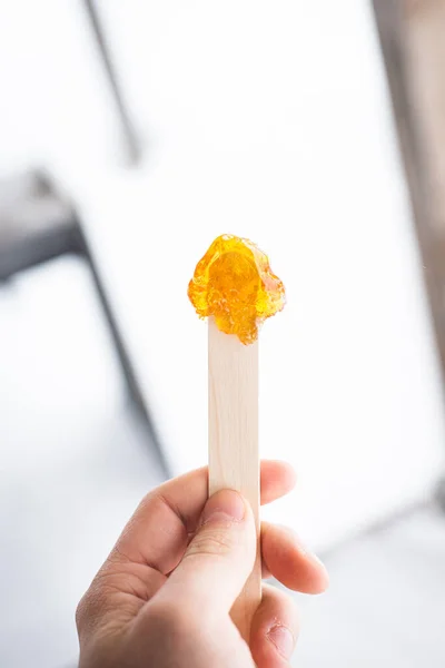 Akçaağaç şurubu şekerlemesi. Quebec terroir 'a özgü bir çubuk üzerinde kar şekeri.