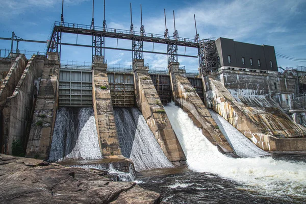 Quebec 'teki hidroelektrik barajı. 