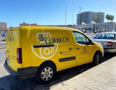 Almeria, İspanya; 7 Ekim 2021: posta şirketi CORREOS 'un teslimat minibüsü