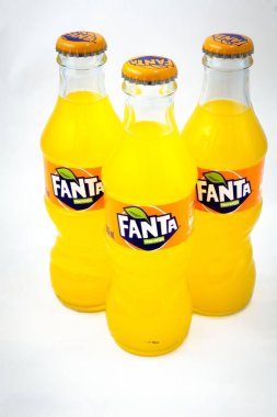 Almeria, İspanya; 25 Kasım 2021: 200 ml aromalı Fanta şişelerinden oluşan kompozisyon, beyaz üzerine izole edilmiş metal kapaklı klasik cam şişeler. Fanta, Coca-Cola şirketinin dikey ürünlerinden karbonatlı bir meşrubat içeceğidir. Yazı