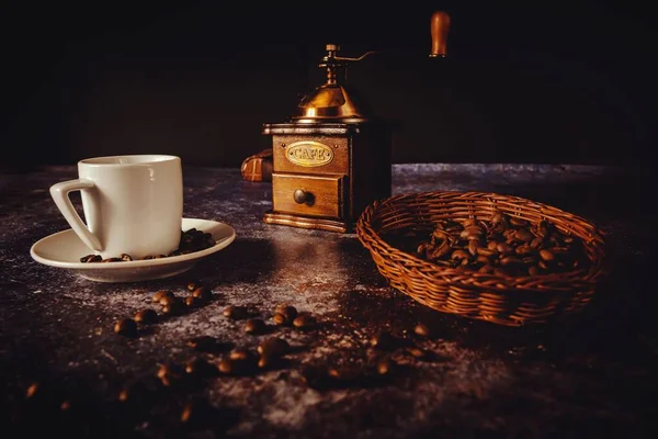 Antik Fém Kézi Kávéfőző Pörkölt Kávébabbal Fehér Csészével — Stock Fotó