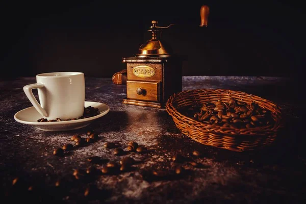 Antik Metall Och Trä Hand Kaffekvarn Med Rostade Kaffebönor Och Stockbild