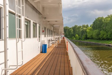 Gemi seyahati, eğlence nakliye gemisi gençler, millet. erminal yolculuk, turistler deniz kıyısı yolcu gemisi cankurtaran botu alt güvertedeki insansız hava aracı papluba ve iltifat.