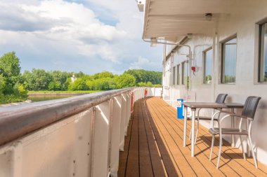 Gemi turu seyrüsefer, güneşli gemi genç, yatta oturuyor. Kamaradan ayrılan yay, iş turistleri, yelkenli filika cankurtaran botu, alt güverte dronu.