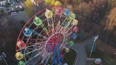 Dönme dolap parkı mavisi, eğlence yaz heyecanı, çelik koltuklar. Mutluluk ferris topuğu, turizm eğlencesi