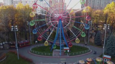 Tekerlekli kuadkopter parkı gökyüzü karnavalı dışarıda heyecan, hareketli geleneksel inşaat etkinliği turizmi
