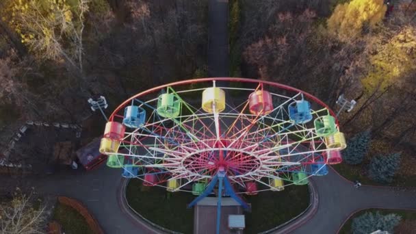 Kerék quadcopter park Ferris kék, karnevál nyári izgalom, mozgás nap építése boldog turisztikai attrakció — Stock videók