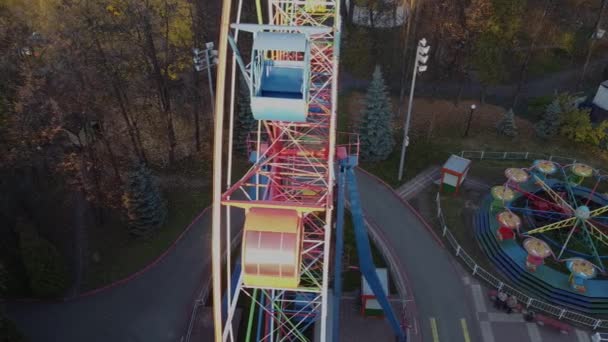 Proč se Ferrisovo kolo považuje za podceňované. Wheel quadcopter park Ferris zábava, dovolená venkovní vysoká zatáčka, sedadla akce. Výstavba barevné, hrát turistickou atrakcí — Stock video