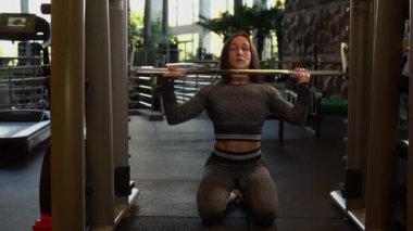 Fitness eksantrik konsantrasyon kaldırma egzersizi otantik hareket, kapalı alanda profesyonel güzellik, kentsel