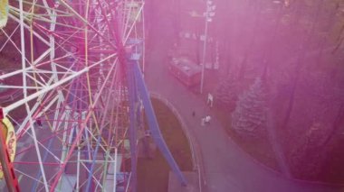 Tekerlekli kuadkopter parkı gökyüzü dairesi, atlıkarınca panayırı heyecanı, çeliği döndürmek. Mutlu turizm eğlencesi.