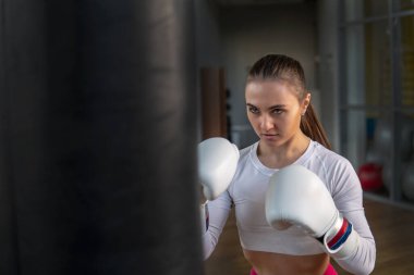 Kadın sporcu kız teknolojisi, genç sağlık egzersizleri gülümseme ağırlıkları, spor kokusu. Kulüp aleti, kulaklıklar, at kuyruğu güzel.