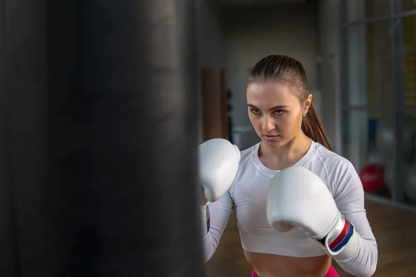 Женщина боксирует фитнес девушка технологии, молодое здоровье упражнения улыбки веса, спортивный вонь. Клубный гаджет, наушники конский хвост — стоковое фото