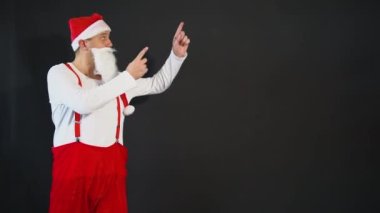 Noel Baba sarı funky stil, jartiyer hızlı arka plan adam kırmızı şapka, siyah arka plan üzerinde puan
