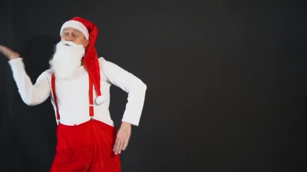 Père Noël style jaune, vacances senior, plaisir heureux. Chapeau grand-père caucasien, danses diététiques joyeusement sur un fond noir — Video